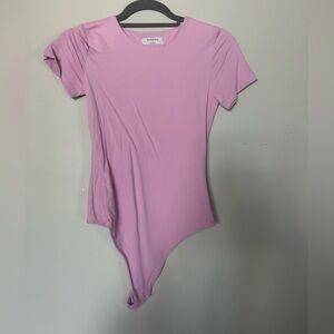 Aritzia babaton t-shirt bodysuit in pink💕💞💓💗
